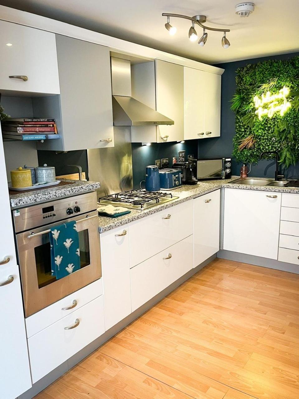 Jungle Escape, City Apartment With Parking & Terrace Chester Exteriér fotografie